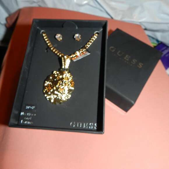 GUESS🦁Lions Head🦁Gold Plated Necklace & Crystal earring Box Gift Set🆕📦🏃💨🚚 - Picture 1 of 15